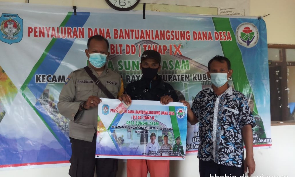AMANKAN PEMBAGIAN BANTUAN LANGSUNG TUNAI, BHABINKAMTIBMAS POLSEK SUNGAI RAYA PASTIKAN BLT TEPAT SASARAN