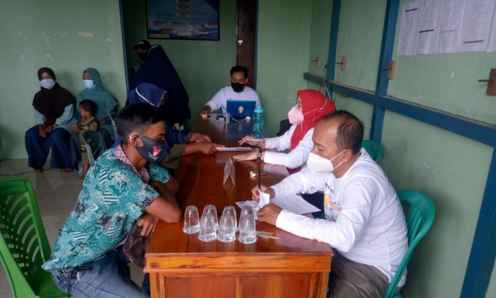 Bhabinkamtibmas Sungai Bulan Amankan Vaksinasi Massal di Kantor Desa Sungai Bulan.