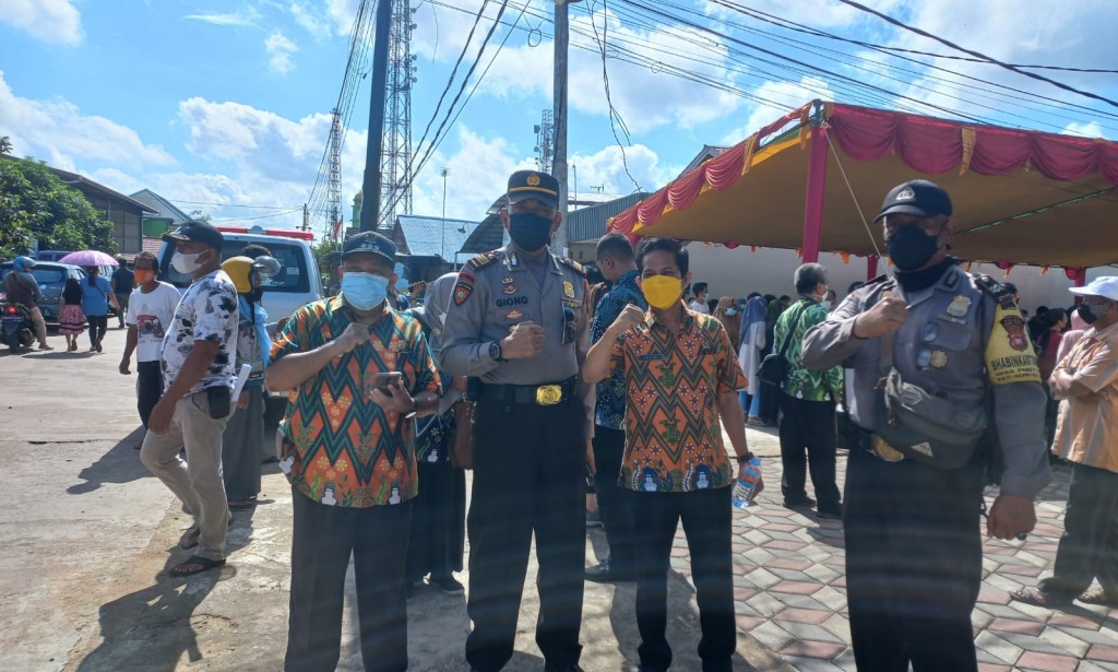 Berikan Rasa aman dan nyaman Bhabinkamtibmas Polsek Sungai Raya hadiri pelaksanaan vaksinasi Massal Desa Parit Baru