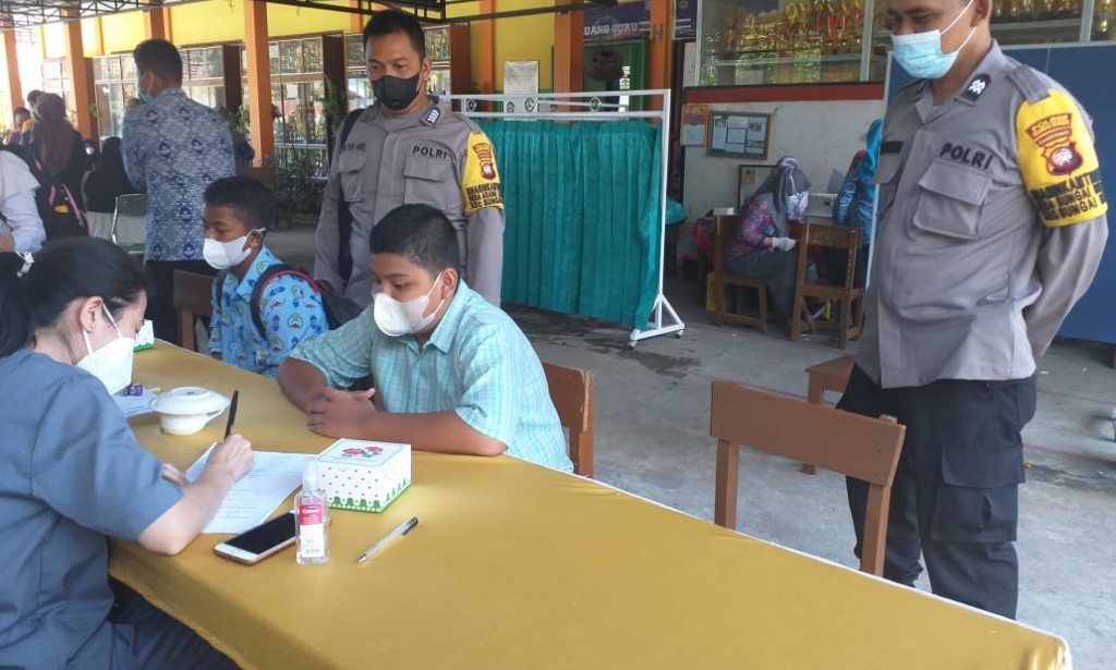 Desa Arang Limbung, Melaksanakan Kegiatan Vaksinasi Tahap Pertama di SMPN 01 Sungai Raya.