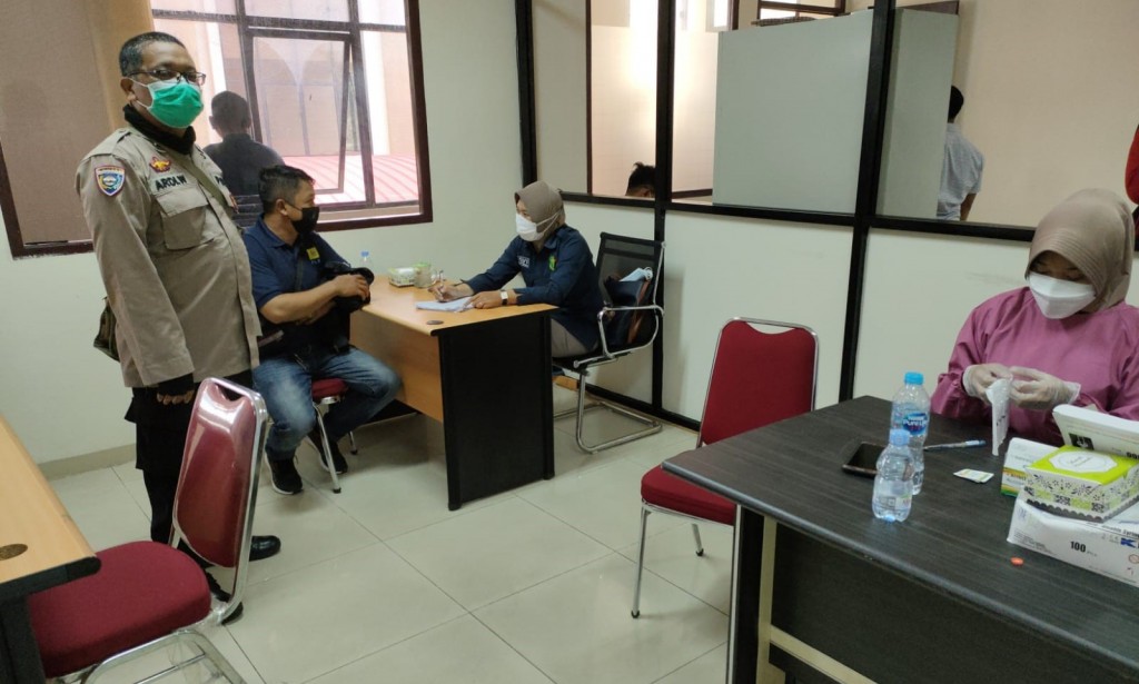 Bhabinkamtibmas Sungai Raya Dalam, amankan jalannya vaksinasi 146 warga di Kompek Villa Ceria Lestari.