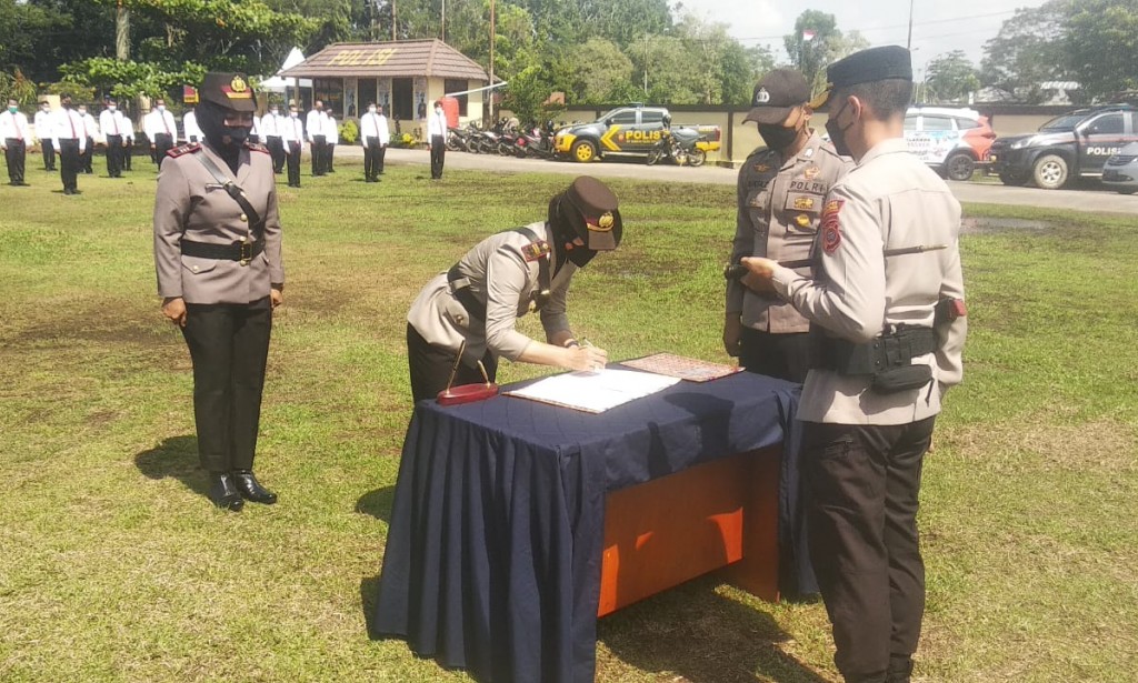 Kapolres Kubu Raya AKBP Jerrold H.Y Kumontoy, S.I.K Pimpin Sertijab Kasat Narkoba dan Kapolsek Kawasan Bandara Supadio