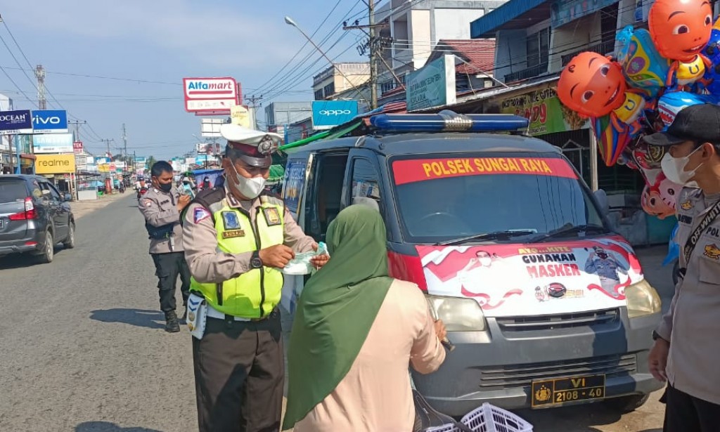 Polsek Sungai Raya habiskan 300 Masker dalam upaya Cegah penyebaran Covid-19