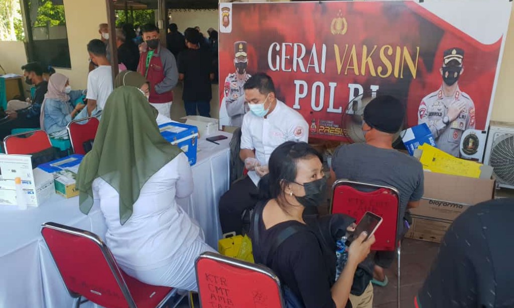 Kapolres Kubu Raya AKBP JERROLD H.Y KUMONTOY, S.I.K Pantau langsung Gerai Vaksinasi Di Polsek Sungai Ambawang