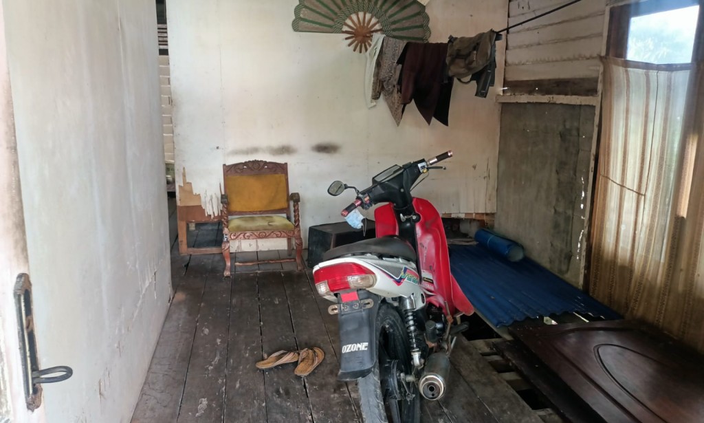 Warga Gg. Rahmat II Gempar !!!...Penemuan Mayat seorang Laki-laki yang sudah membusuk.