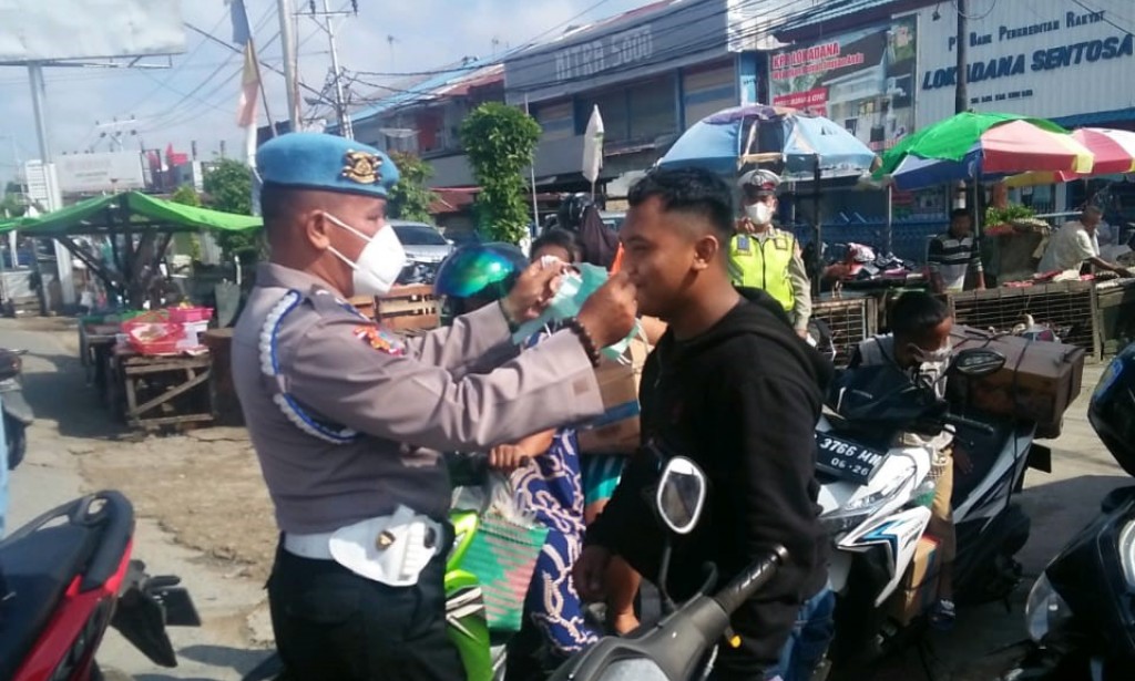 Polsek Sungai Raya bagikan 200 Masker kepada waraga upaya Cegah penyebaran Covid-19