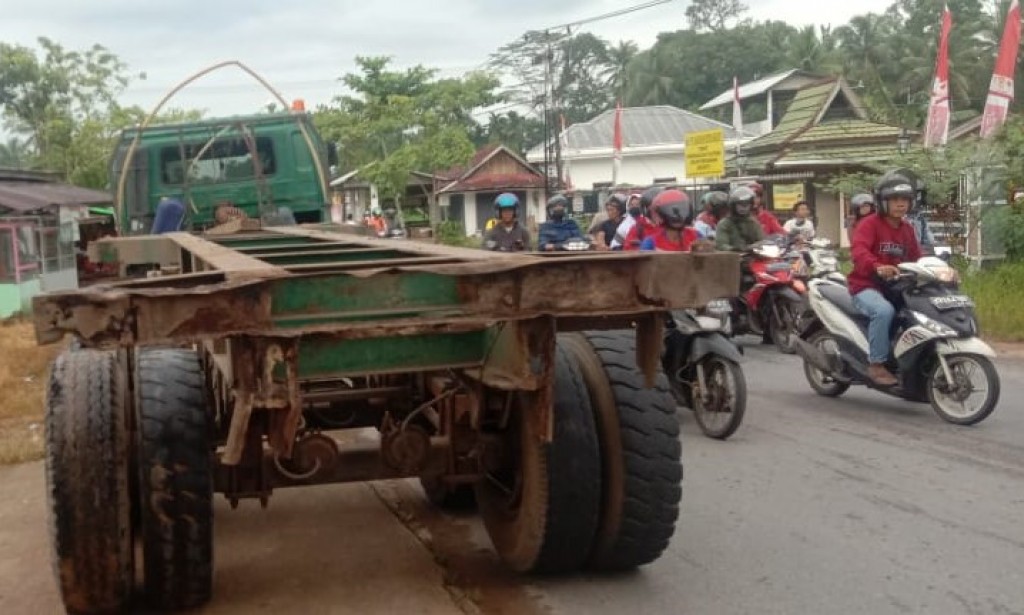 Truck Trailer Tabrak Pohon Timpa Pengendara motor Di Jalan Raya Sungai Kakap, Berikut Penjelasan kasatlantas….