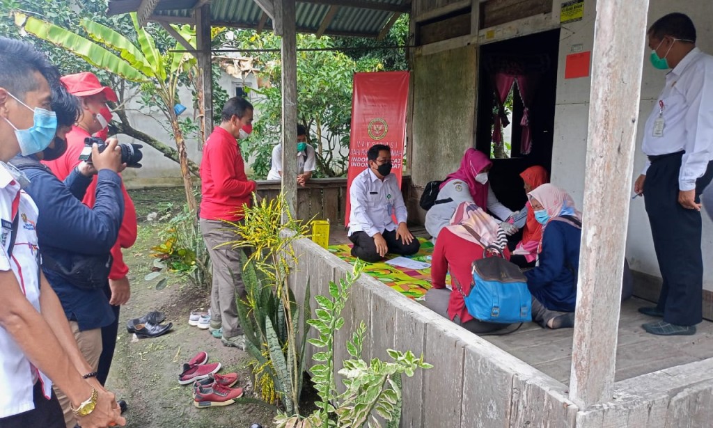 374 warga di vaksin secara DOR TO DOR, untuk meningkatkan dan melindungi masyarakat Indonesia dari penyebaran Covid-19.