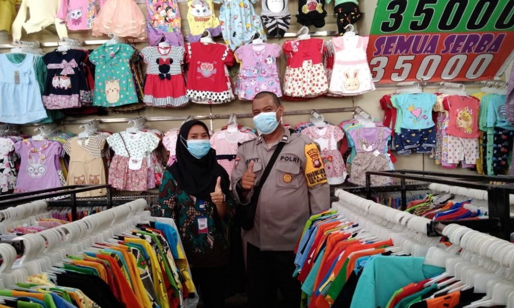 Aiptu Sonny Bagikan Masker Gratis kepada Warga Saat DDS dan Sambang.
