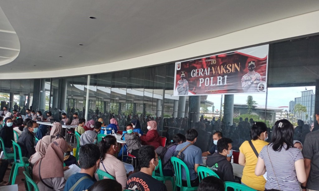 Ribuan Masyarakat Kubu Raya Antusias Ikuti Vaksinasi Massal Yang Diselenggarakan Oleh Polri