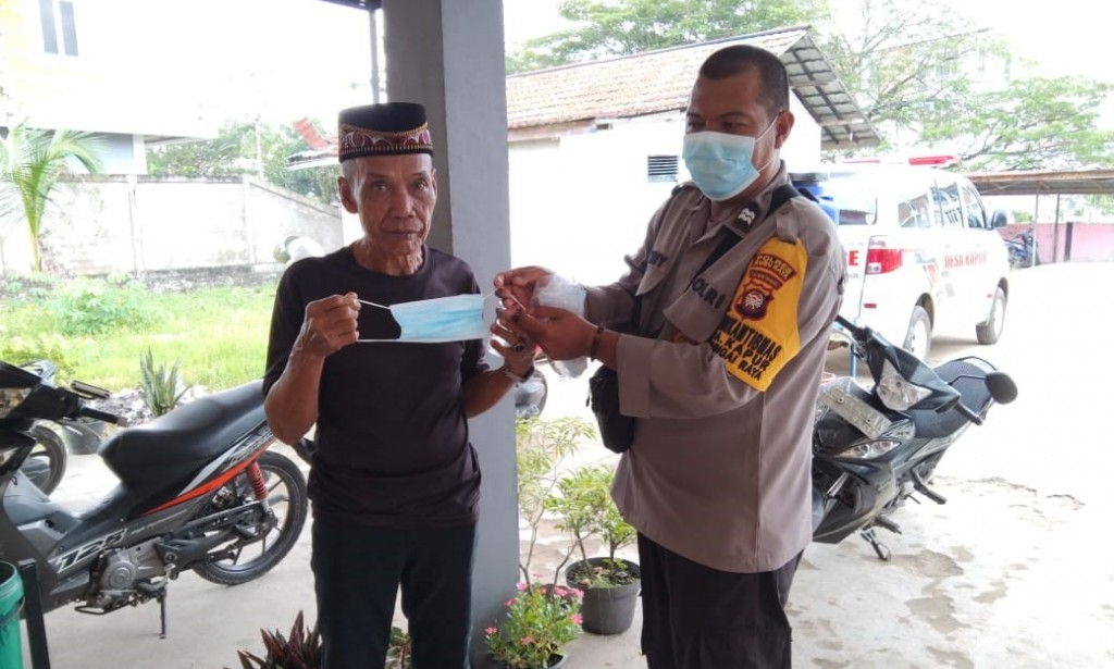 BHABINKAMTIBMAS SAMBANG DAN HIMBAUAN PROKES COVID-19 DENGAN CARA DOOR TO DOOR KERUMAH WARGA