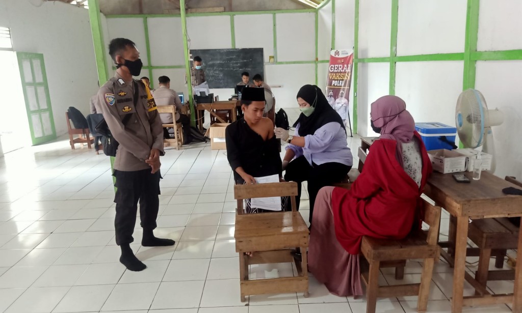 Santri Hidayatul Mubtadin Desa Karya Dua terima vaksin 1 dan 2 dari Gerai Vaksin Polri Presisi