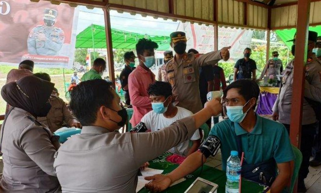 Serbuan Gerai Vaksi Presisi Desa Radak Baru Kecamatan Terentang di hadiri AKBP JERROLD H.Y. KUMONTOY, S.I.K.