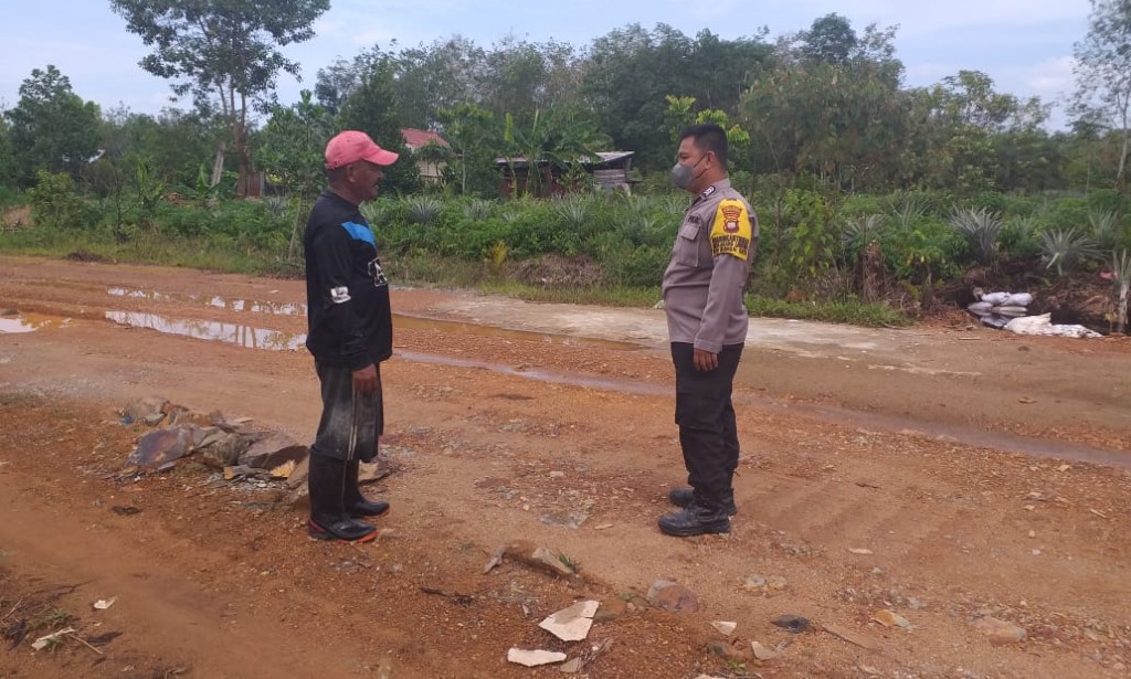 BHABINKAMTIBMAS POLSEK SUNGAI RAYA SAMBANGI KETUA RT BERIKAN HIMBAUAN KAMTIBMAS DAN PROKES COVID-19