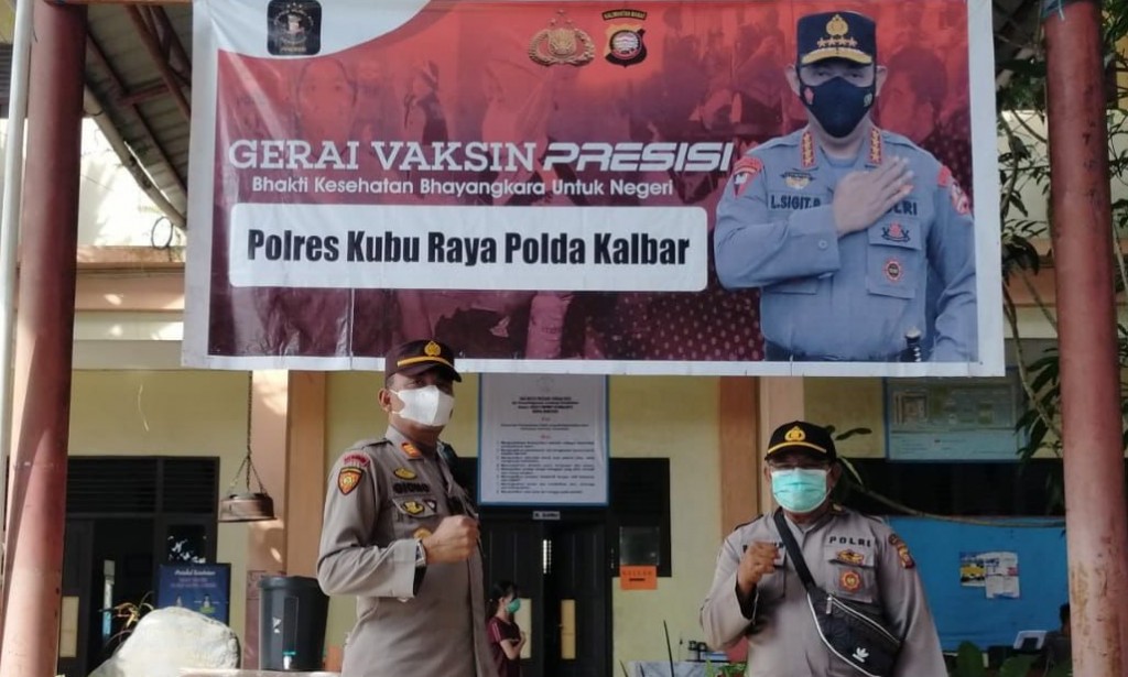 Serbuan Vaksin Presisi di SMA Widya Pratama dan Smp Santa Monica Desa Parit Baru dihadiri AKP Sugiyono, SH Kapolsek Sungai Raya