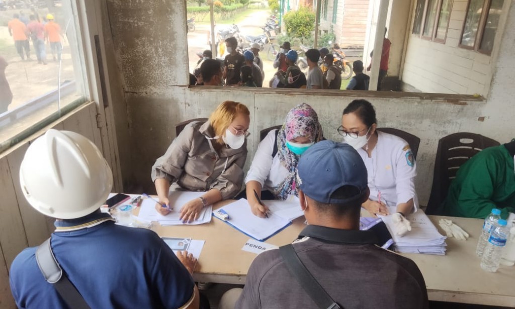 Ratusan Masyarakat Kecamatan Kubu hadiri Gerai vaksin Presisi Polri Di Pt Sintang Raya Kubu Raya