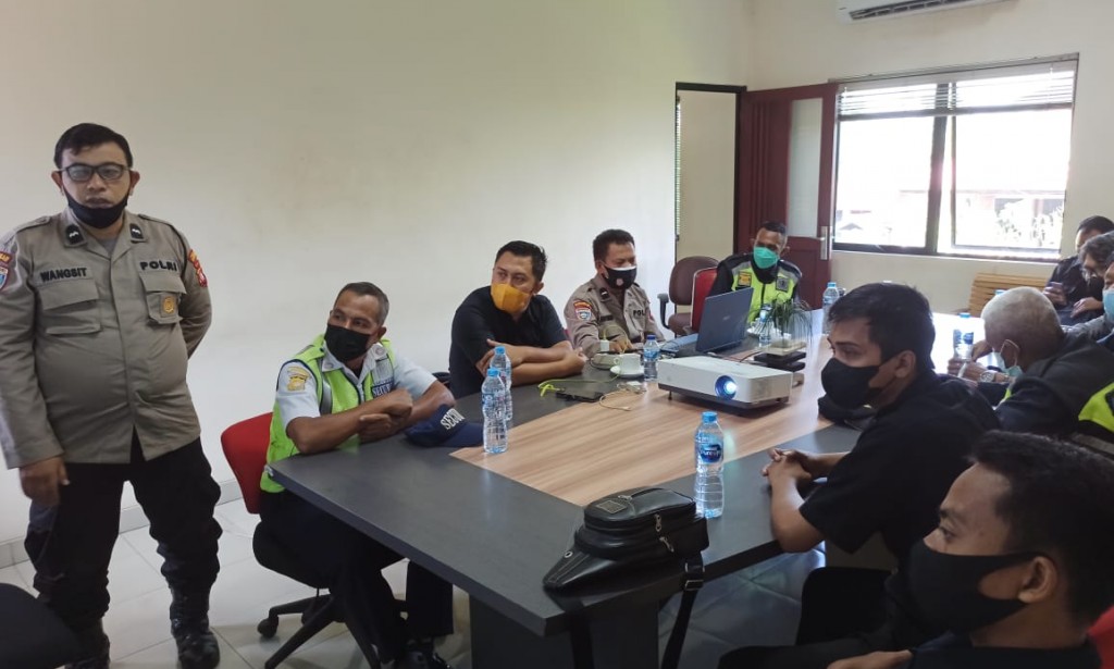 Satbinmas Polres Kubu Raya Sosialisasi Perpol No.4 Tahun 2020 Kepada Petugas Satpam PT.Mega Estetika Graha (MEG).