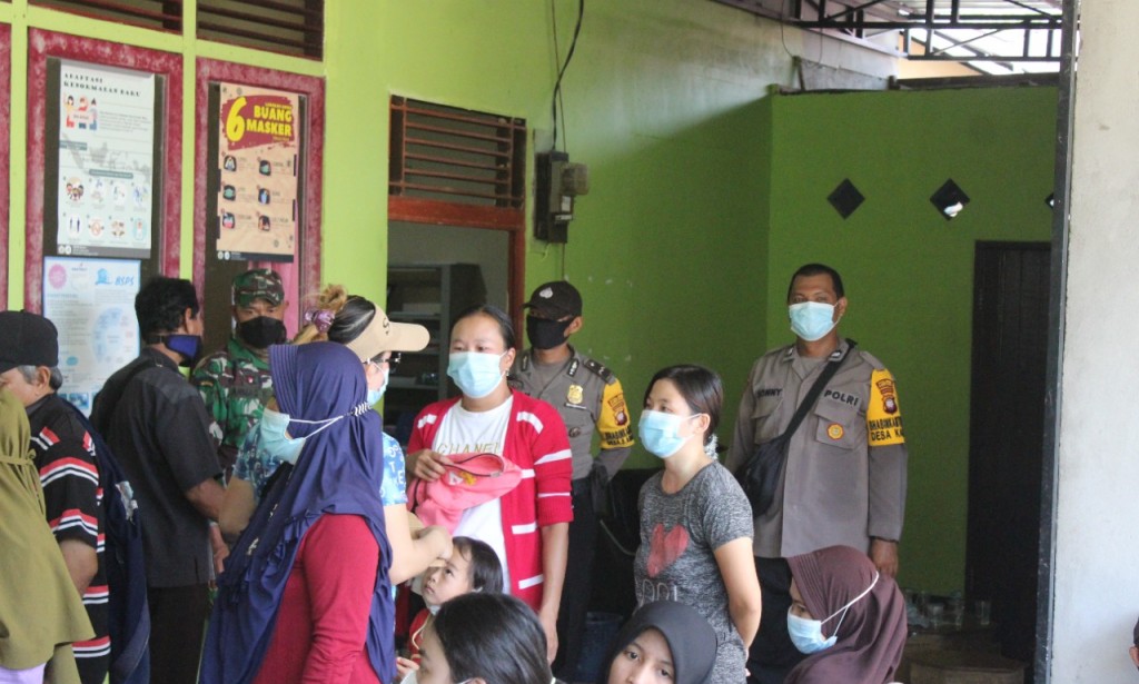 Warga Masyarakat Sungai Ambangah sambut baik Gerai Vaksin Presisi Polres Kubu Raya Polda Kalbar.