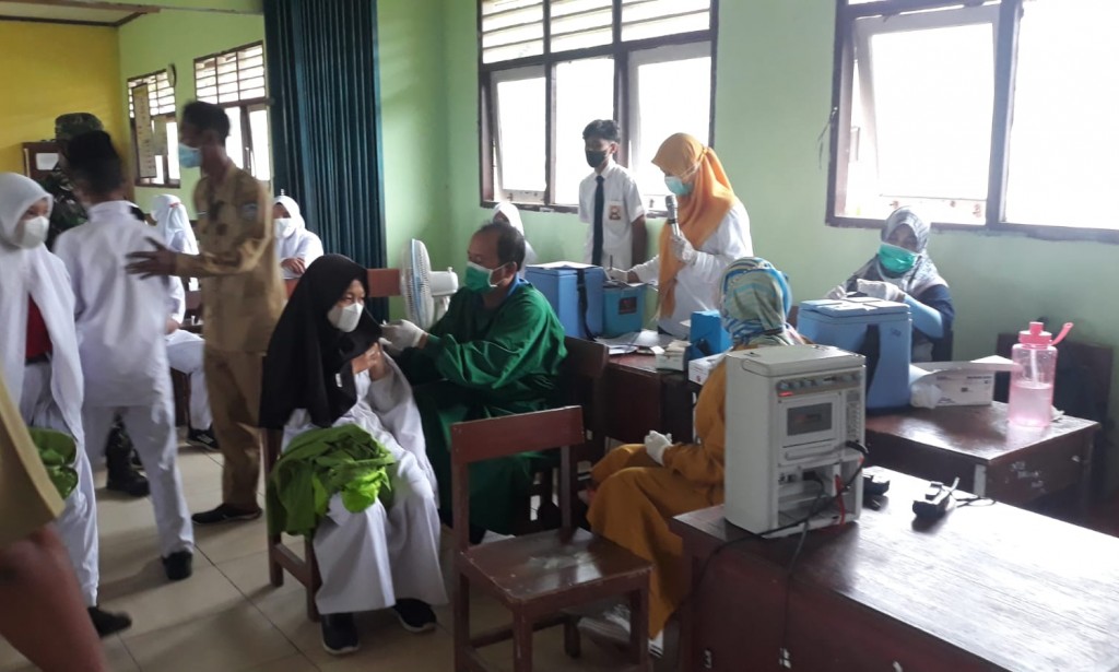 Bhabinkamtibmas Sungai Bulan Amankan kegiatan vaksin di Aula Kantor Desa Sungai Bulan