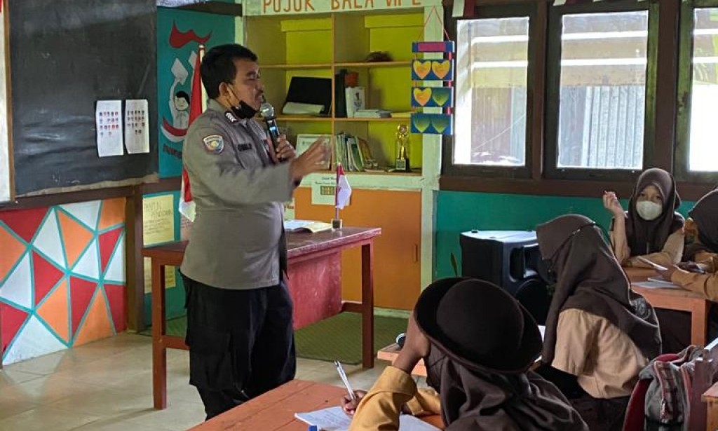 Bhabinkamtibmas isi Giat MOS Pramuka SMPN 4 Dengan Binluh "BAHAYA NARKOBA"