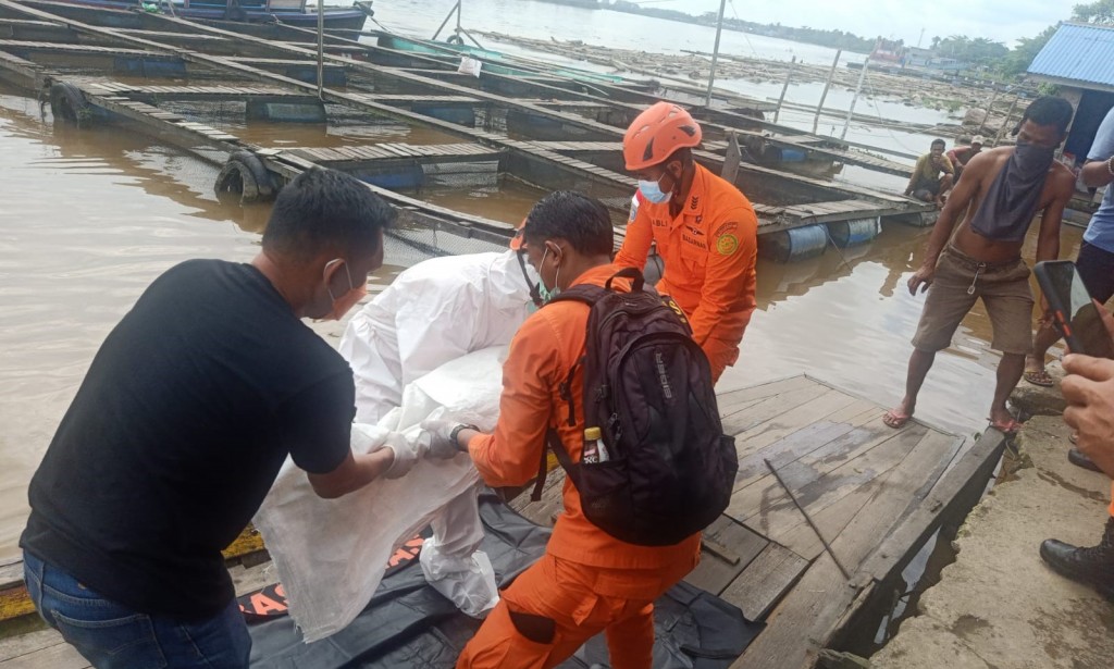 Hilang Tiga Hari Akhirnya Ditemukan Mengapung ditepian Sungai Kapuas Desa Kuala Dua Kubu Raya