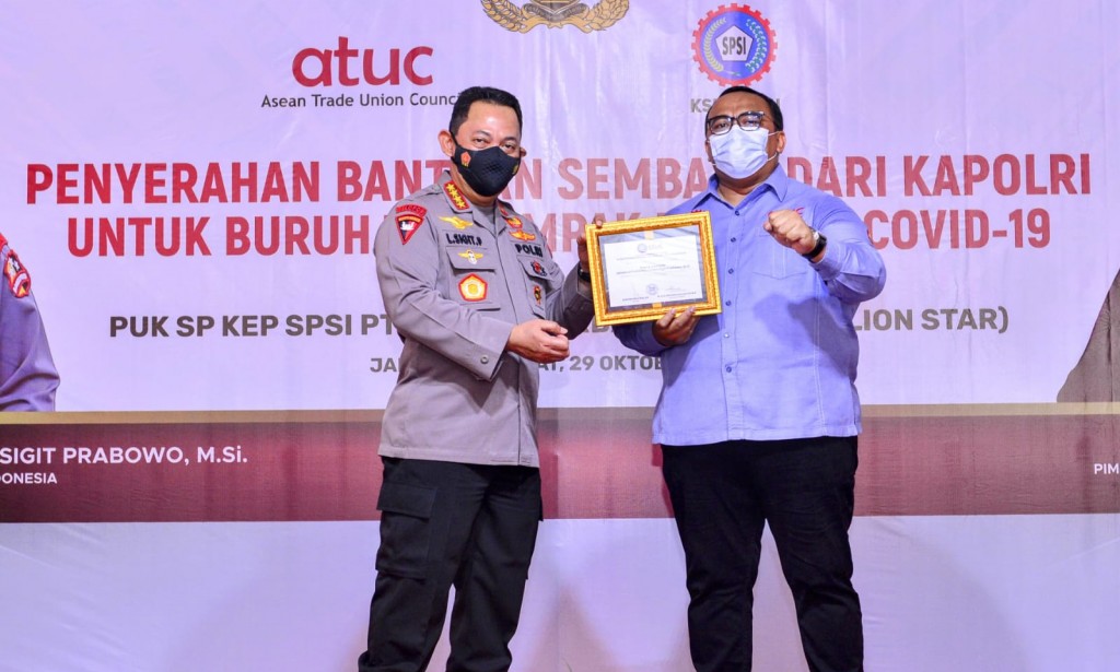Bagikan Ribuan Sembako, Kapolri Titip Pesan Buruh Tetap Jaga Prokes