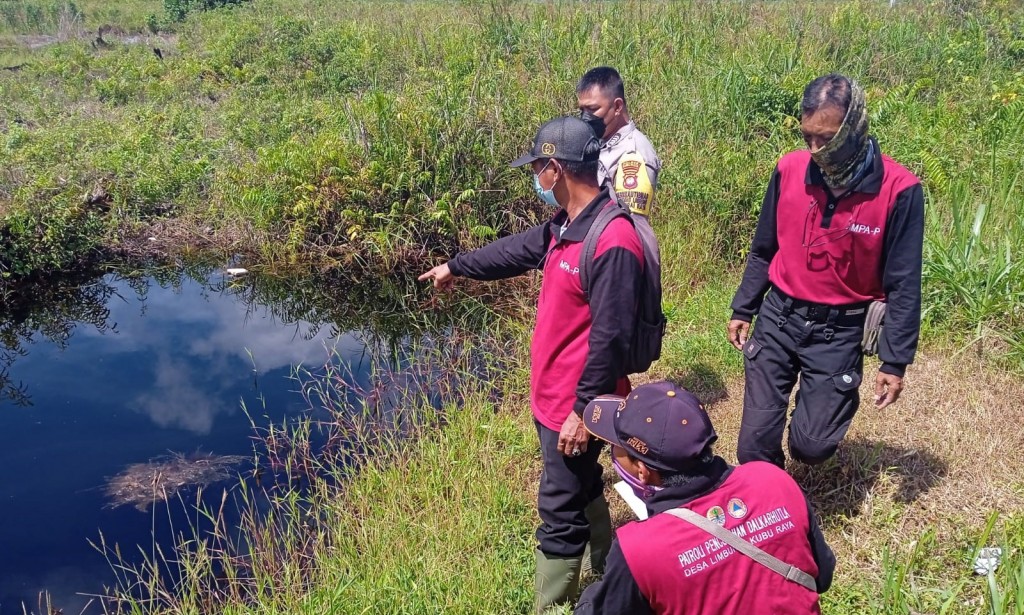 Bhabinkamtibmas Polsek Sungai Raya dan MPA Paralegal Sosialisasikan Larangan Membakar Hutan dan Lahan