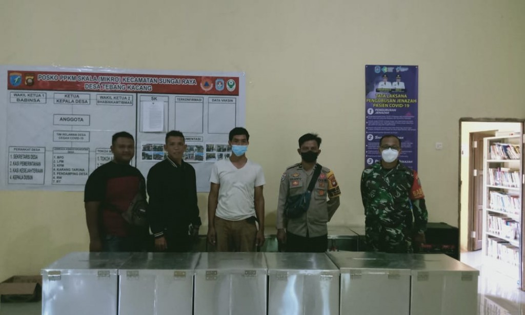 Bhabinkamtibmas Tembang Kacang Kawal Logistik Pilkades Serentak Kecamatan Sungai Raya.