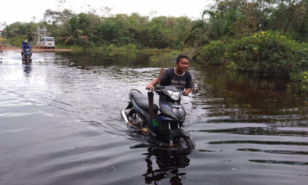 Bhabinkamtibmas Polsek Sungai Raya Pantau ketinggian Air di Permukiman Warga Desa Gunung Tamang.