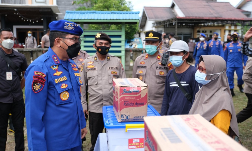 Tinjau Banjir di Sintang, Kapolda Kalbar Berikan Bantuan Kepada Korban Terdampak Banjir
