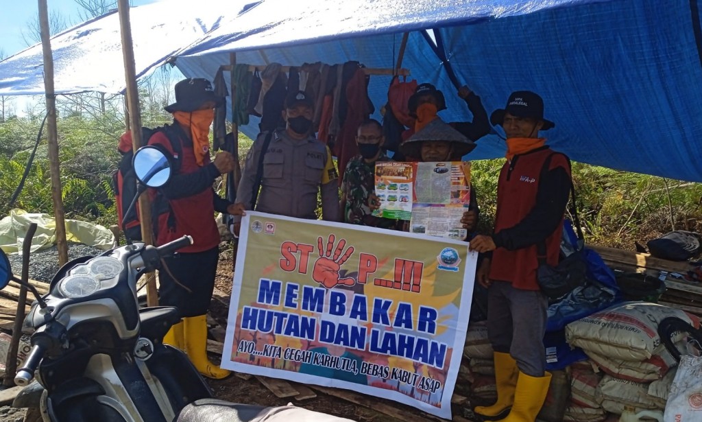 Bhabinkamtibmas Polsek Sungai Raya dan MPA Paralegal Sosialisasikan Larangan Membakar Hutan dan Lahan