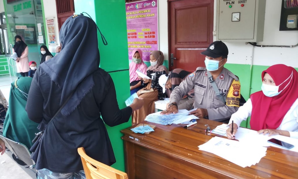 Bhabinkamtibmas Polsek Sungai Raya Pantau Dan Amankan Jalannya Kegiatan Vaksin di Desa Sungai Asam dan Desa Muara Baru Kab. Kubu Raya