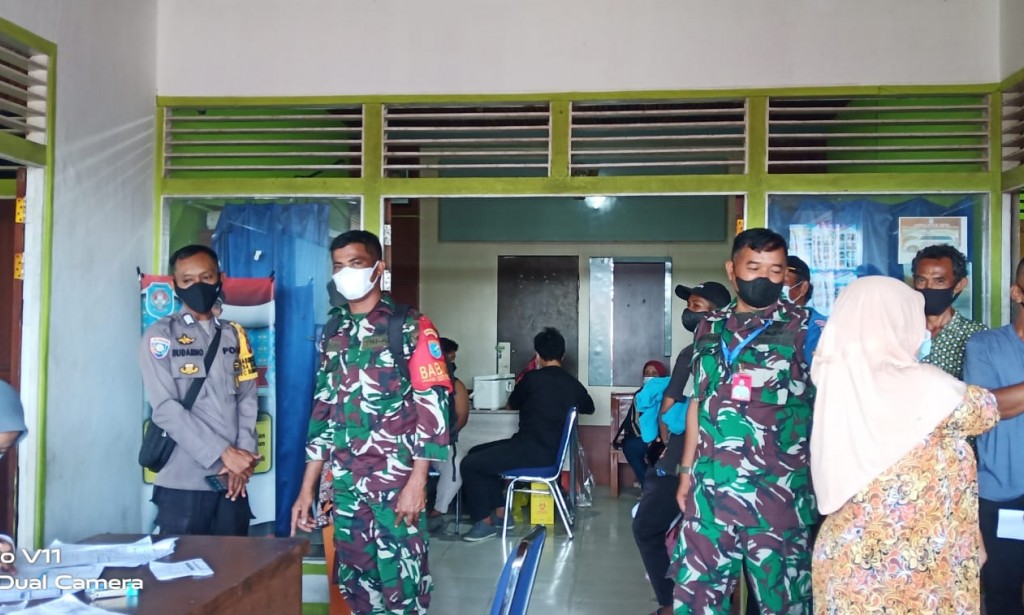 Bhabinkamtibmas dan Babinsa Pantau Pelaksanaan Vaksinasi COVID-19 Di Desa Kuala Dua