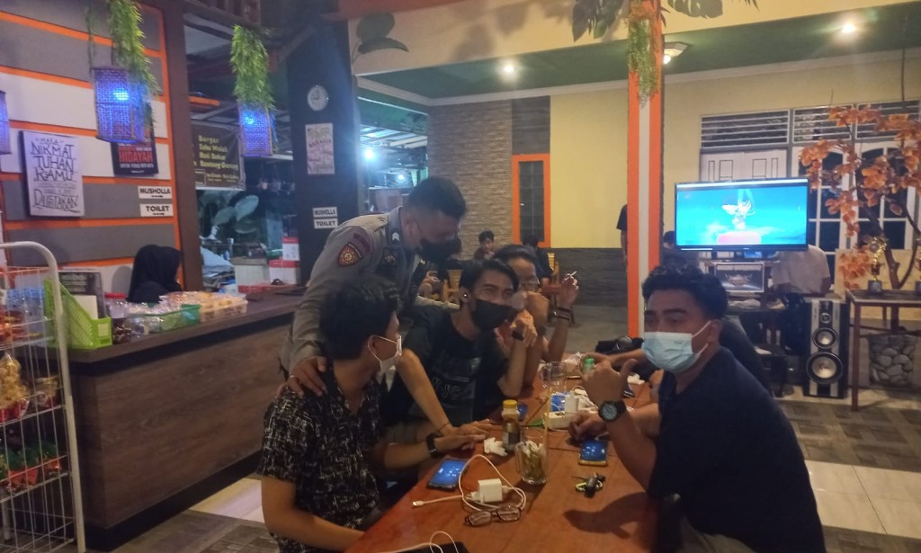 Tetap Jaga Protokol Kesehatan, Polsek Sungai Raya Ingatkan Warga melalui KRYD