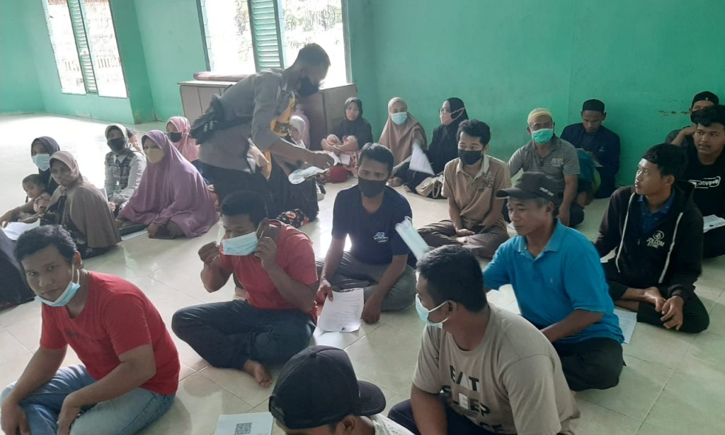 Berikan Rasa Aman dan Nyaman. Bhabinkamtibmas dan Babinsa Pantau Pelaksanaan Vaksinasi Covid-19 Pondok Pesantren Darul Ulum