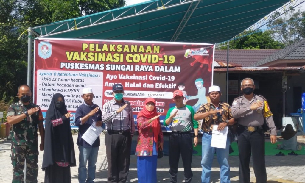 Bhabinkamtibmas Polsek Sungai Raya Pantau Pelaksanaan Vaksinasi Covid-19 di kediaman Ketua RT Desa Parit Baru