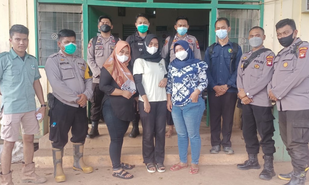 Jaga Kamtibmas Kondusif, Bhabinkamtibmas Polsek Sungai Raya amankankan Vaksinasi Gerai Presisi Covid-19 di PT GAN.
