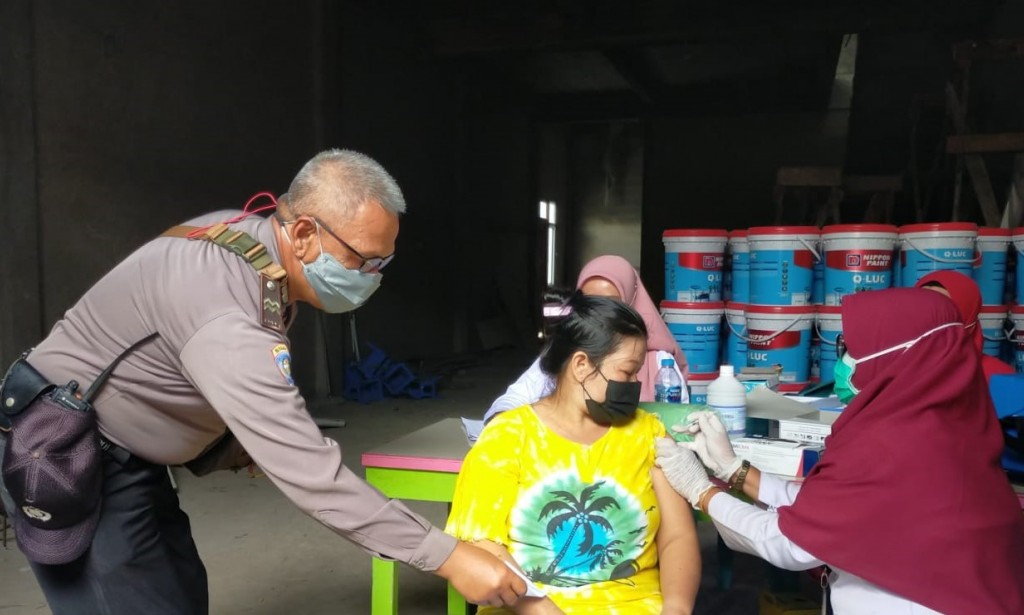 Aiptu Dedi Setiadi Amankan  Vaksinasi Warga Binaan di kediaman Bapak Akhian Desa Parit Baru