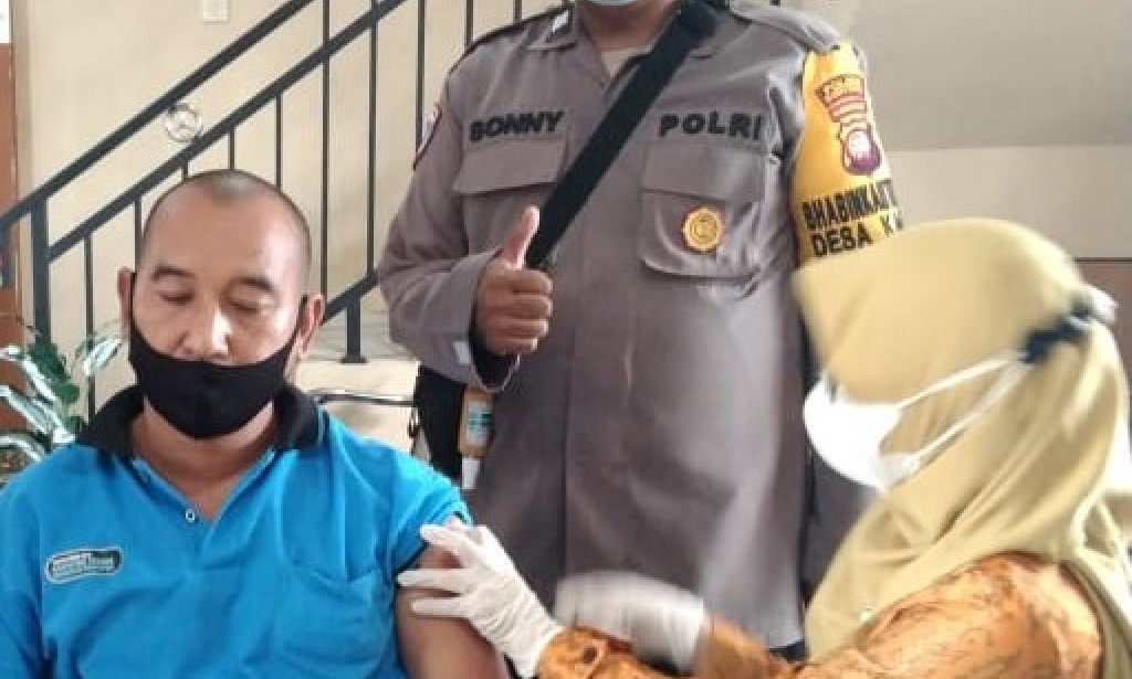 Berlanjut Desa Kapur Laksanakan Gerai Vaksinasi untuk Warganya, Bhabinkamtibmas amankan kegiatan